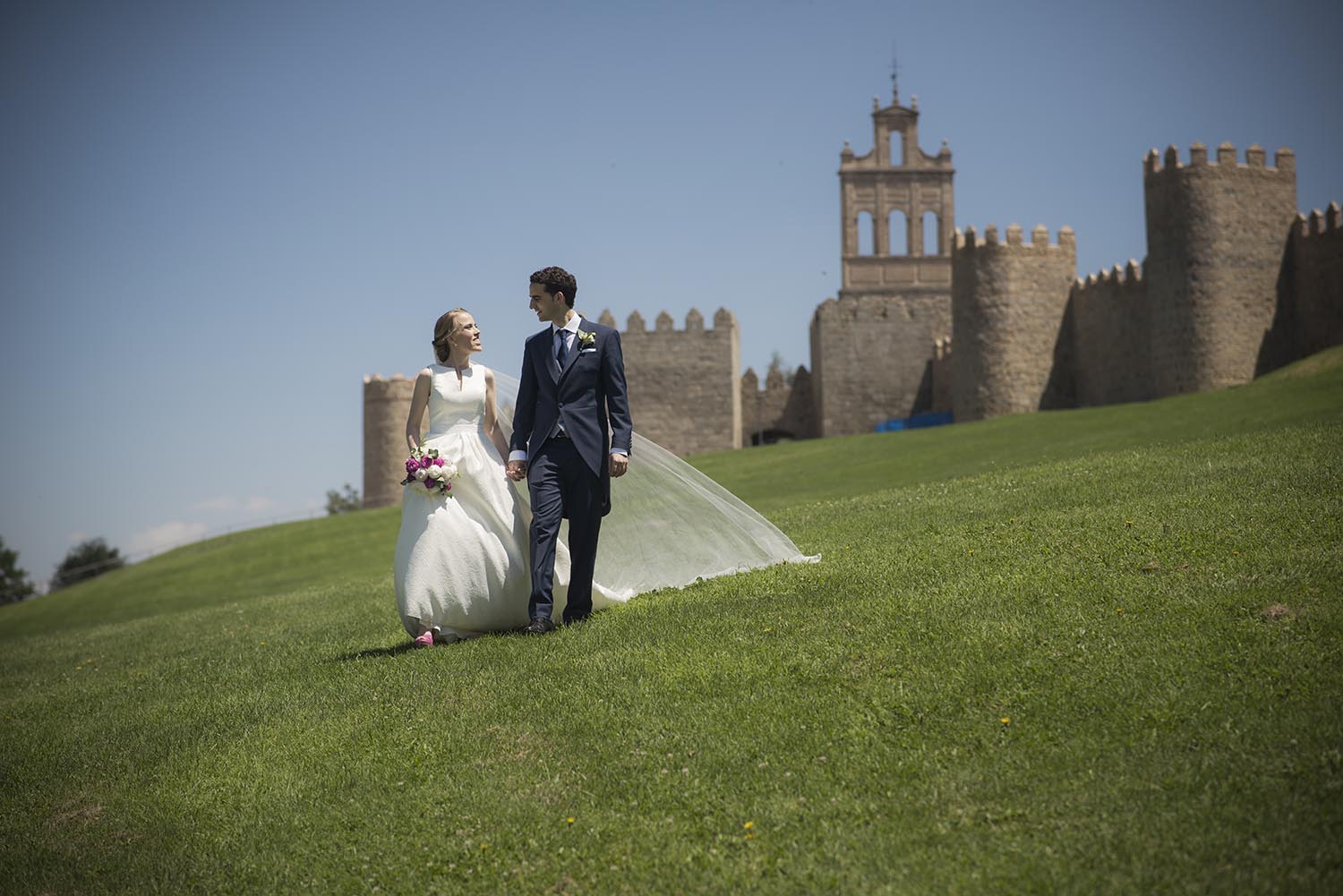 Descubre la emotiva historia de la boda de Alfonso y Marisa en Ávila, desde los preparativos hasta la celebración en la hermosa ciudad amurallada. Conoce cómo capturamos cada momento especial con nuestras fotografías, vídeos y el divertido fotomatón.